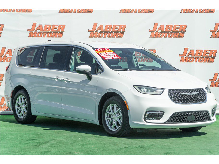 Used 2023 Chrysler Pacifica Touring-L FWD image 1