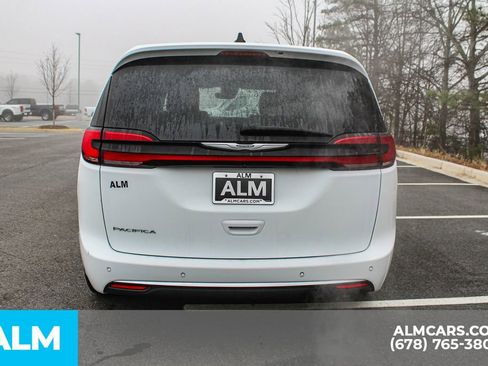 Used 2023 Chrysler Pacifica Touring-L image 11