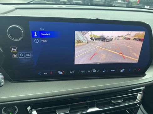 Used 2025 Chevrolet Traverse LT image 39