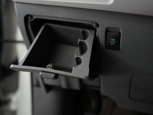 Used 2018 Toyota Sienna LE w/ Carpet Mat Package image 44