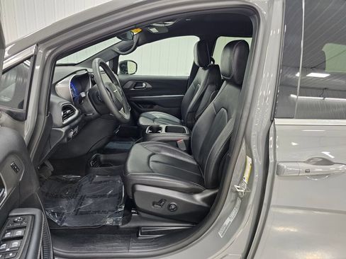 Used 2025 Chrysler Pacifica Select FWD image 11