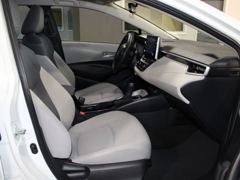 Used 2020 Toyota Corolla LE FWD image 23