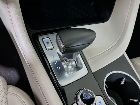 Used 2025 Genesis G70 2.5T image 25