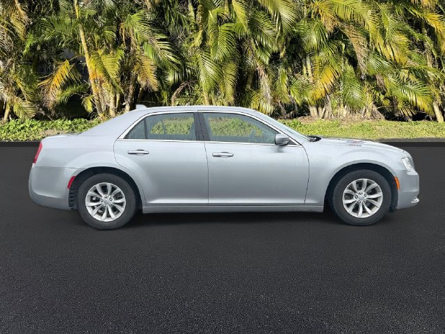 Used 2018 Chrysler 300 Touring RWD image 3