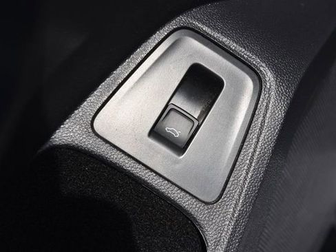 Certified 2024 Volkswagen Tiguan SE w/ Panoramic Sunroof Package image 9