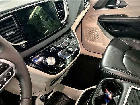 Used 2023 Chrysler Pacifica Touring-L FWD image 19