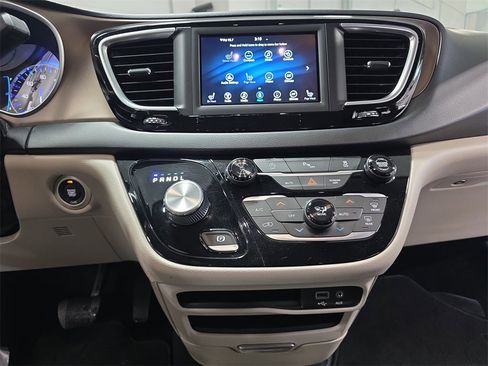 Used 2018 Chrysler Pacifica Touring-L image 20