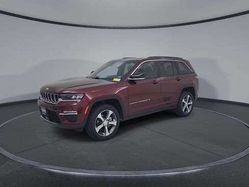 Certified 2025 Jeep Grand Cherokee Limited w/ Luxury Tech Group II AWD/4WD image 8