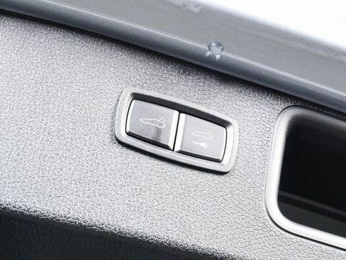 Certified 2023 Porsche Macan image 31