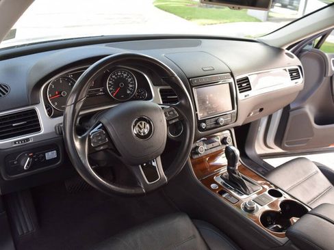 Used 2016 Volkswagen Touareg TDI AWD/4WD image 43