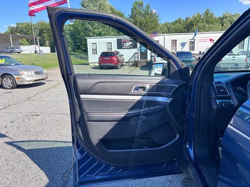 Used 2017 Ford Explorer XLT AWD/4WD image 9