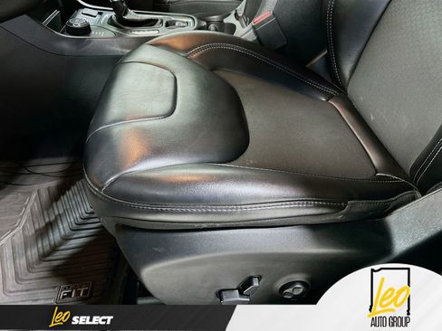 Used 2019 Jeep Cherokee Latitude Plus w/ Comfort/Convenience Group image 18