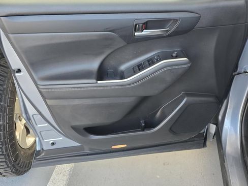 Used 2022 Toyota Highlander XLE FWD image 34