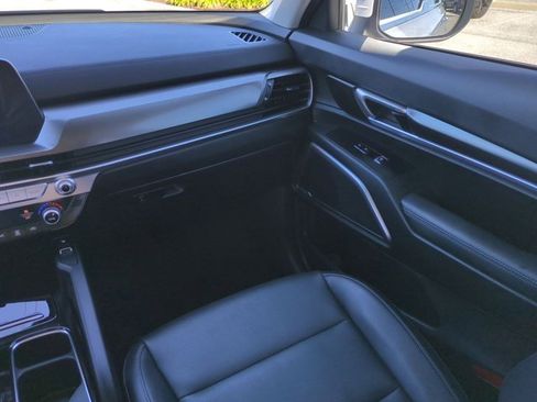 Used 2025 Kia Telluride S image 17