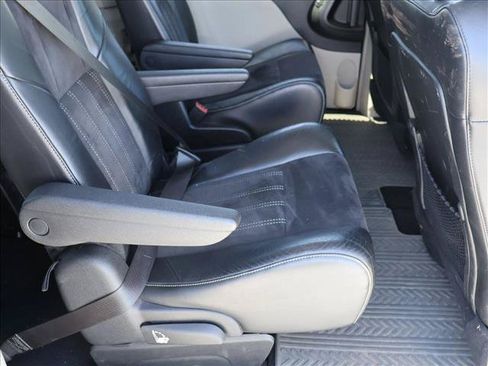 Used 2014 Chrysler Town & Country Touring-L FWD image 14