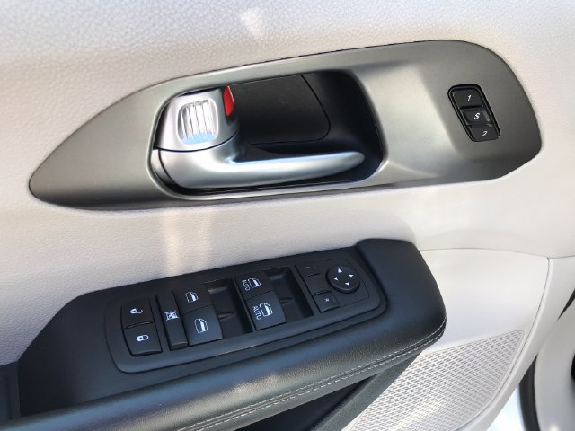 Used 2024 Chrysler Pacifica Limited FWD image 18