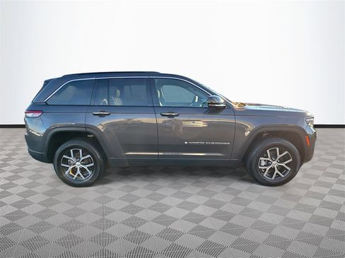 Used 2024 Jeep Grand Cherokee Limited image 31