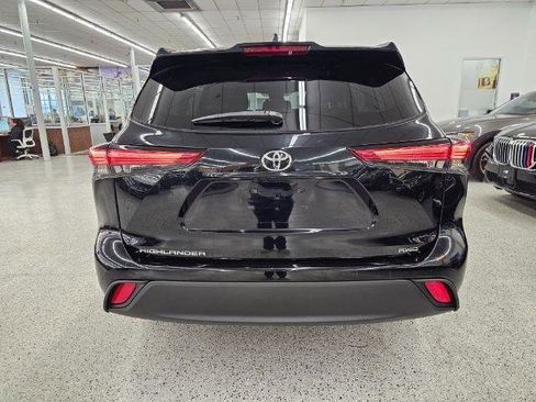 Used 2021 Toyota Highlander L AWD/4WD image 5