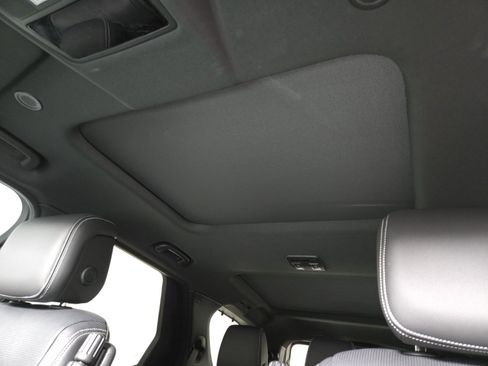 Used 2025 Land Rover Discovery S image 11