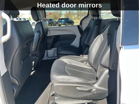 Used 2024 Chrysler Pacifica Select image 16