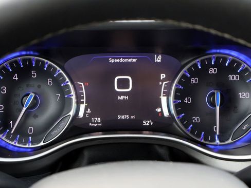 Used 2024 Chrysler Pacifica Touring-L FWD image 34