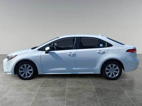 Used 2025 Toyota Corolla LE image 2
