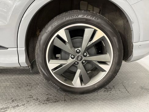 Used 2024 Audi Q4 e-tron Prestige image 7