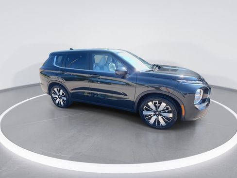 New 2025 Mitsubishi Outlander SE image 2