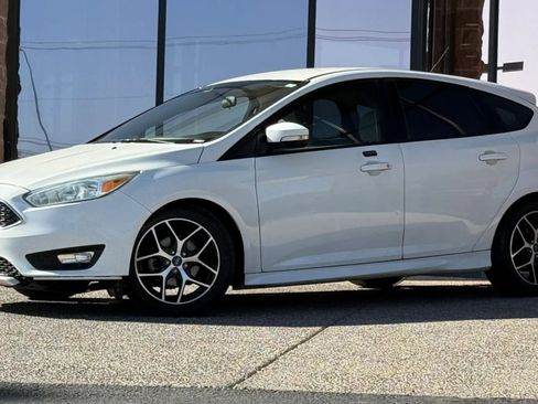 Used 2015 Ford Focus SE w/ SE Sport Package FWD image 3