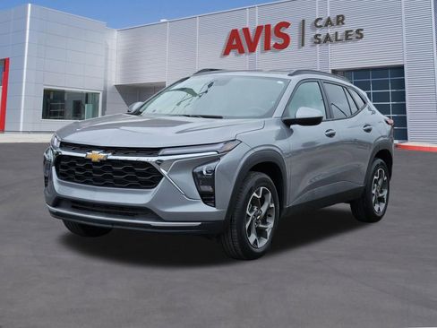 Used 2025 Chevrolet Trax LT w/ LT Convenience Package FWD image 1