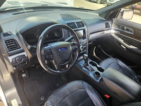 Used 2017 Ford Explorer Limited w/ Equipment Group 301A FWD image 12
