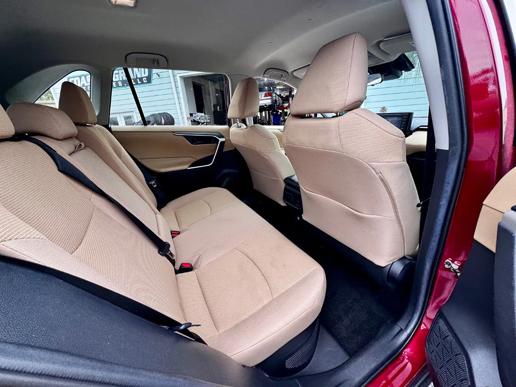 Used 2020 Toyota RAV4 LE AWD/4WD image 14