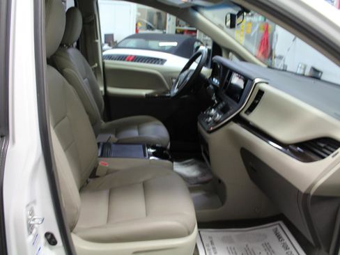 Used 2017 Toyota Sienna XLE w/ XLE Navigation Package AWD/4WD image 25
