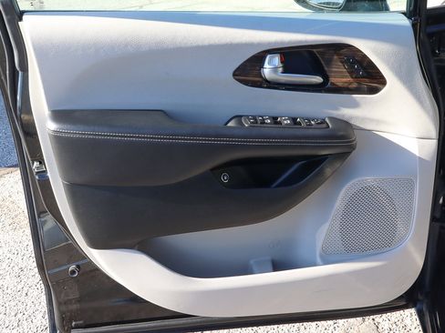 Used 2023 Chrysler Pacifica Limited image 13