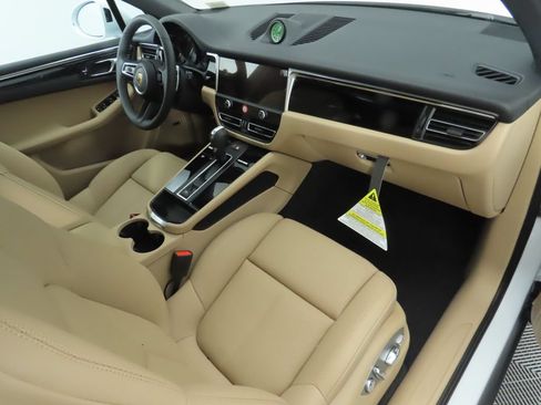 Certified 2025 Porsche Macan AWD/4WD image 21