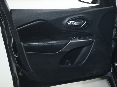 Used 2019 Jeep Cherokee Limited AWD/4WD image 17