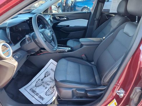 Used 2024 Chevrolet Trax LT image 7