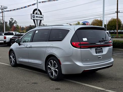 New 2026 Chrysler Pacifica Pinnacle image 6