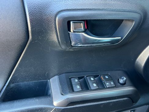 Used 2019 Toyota Tacoma TRD Off-Road AWD/4WD image 12