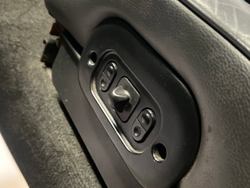 Used 2004 Ford Mustang Convertible RWD image 33