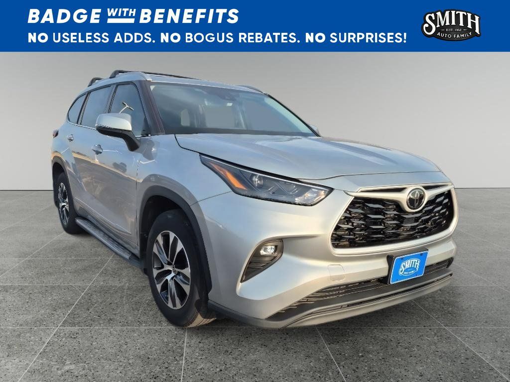 Used 2022 Toyota Highlander XLE AWD/4WD image 1