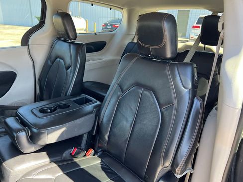 Used 2017 Chrysler Pacifica Touring-L image 21