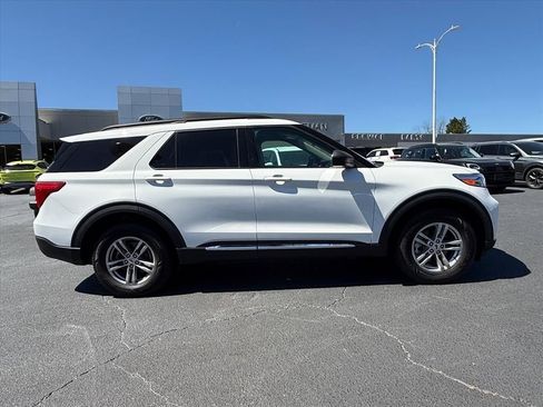 Used 2023 Ford Explorer XLT image 3