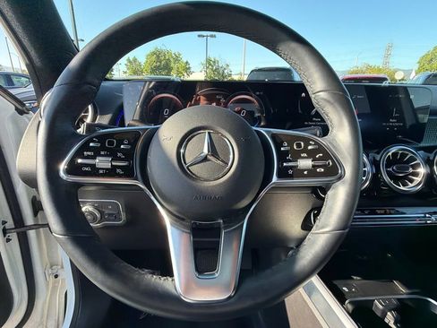 Used 2023 Mercedes-Benz EQB 300 4MATIC image 24