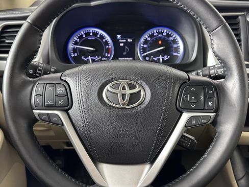 Used 2018 Toyota Highlander XLE image 18