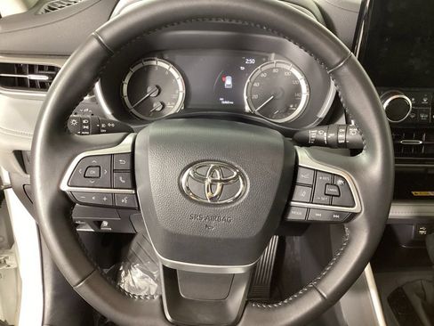 Used 2025 Toyota Highlander XLE AWD/4WD image 12