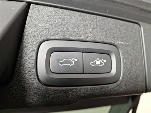 Used 2019 Volvo XC60 T6 Momentum w/ Multimedia Package image 30