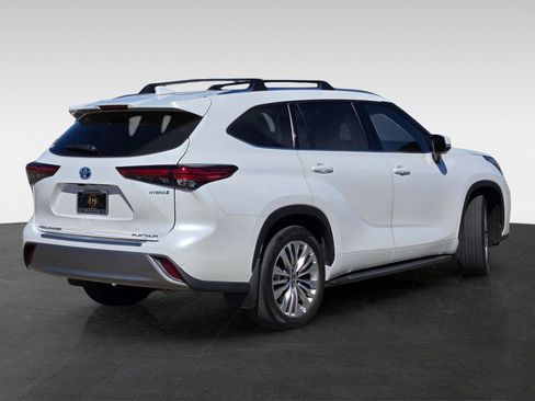 Used 2023 Toyota Highlander Platinum image 4
