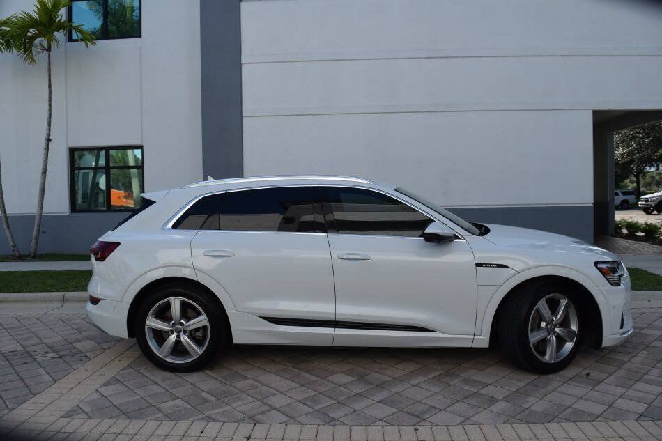 Used 2019 Audi e-tron Prestige w/ Prestige Package AWD/4WD image 7
