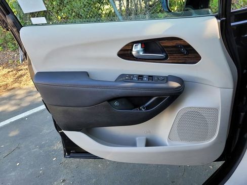 Used 2023 Chrysler Pacifica Limited image 26